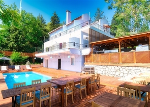 فيلا فاخرة مع مسبح خاص وإطلالات على البحر