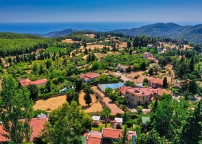 فيلا فاخرة مع مسبح خاص وإطلالات على البحر