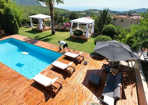 فيلا فاخرة مع مسبح خاص وإطلالات على البحر