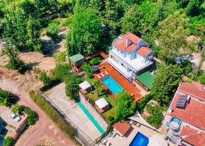 فيلا فاخرة مع مسبح خاص وإطلالات على البحر