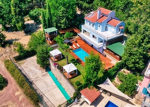 فيلا فاخرة مع مسبح خاص وإطلالات على البحر