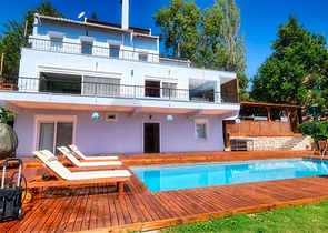 فيلا فاخرة مع مسبح خاص وإطلالات على البحر