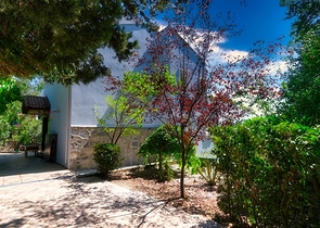 فيلا فاخرة مع مسبح خاص وإطلالات على البحر