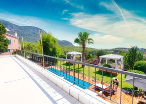 فيلا فاخرة مع مسبح خاص وإطلالات على البحر