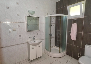 فيلا فاخرة مع مسبح خاص وإطلالات على البحر