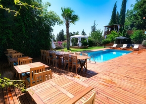 فيلا فاخرة مع مسبح خاص وإطلالات على البحر