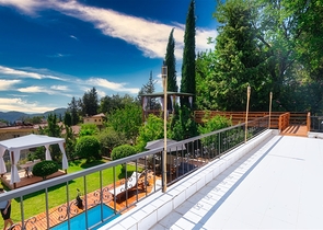 فيلا فاخرة مع مسبح خاص وإطلالات على البحر