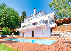 فيلا فاخرة مع مسبح خاص وإطلالات على البحر