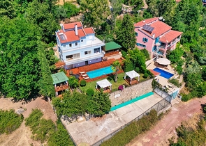 فيلا فاخرة مع مسبح خاص وإطلالات على البحر