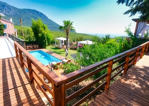 فيلا فاخرة مع مسبح خاص وإطلالات على البحر