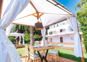 فيلا فاخرة مع مسبح خاص وإطلالات على البحر