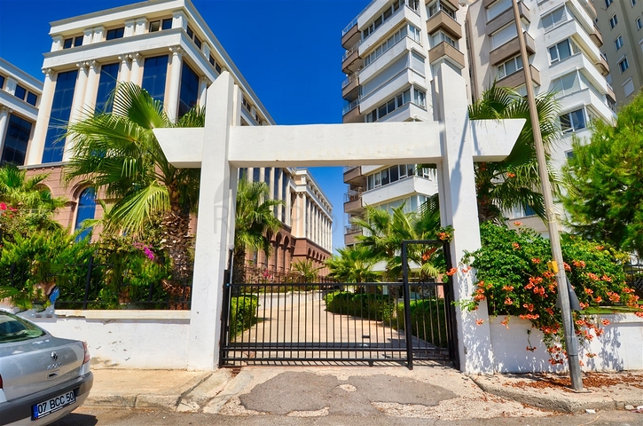 شقة فسيحة 3 + 1 في لارا أنطاليا مطلة على البحر