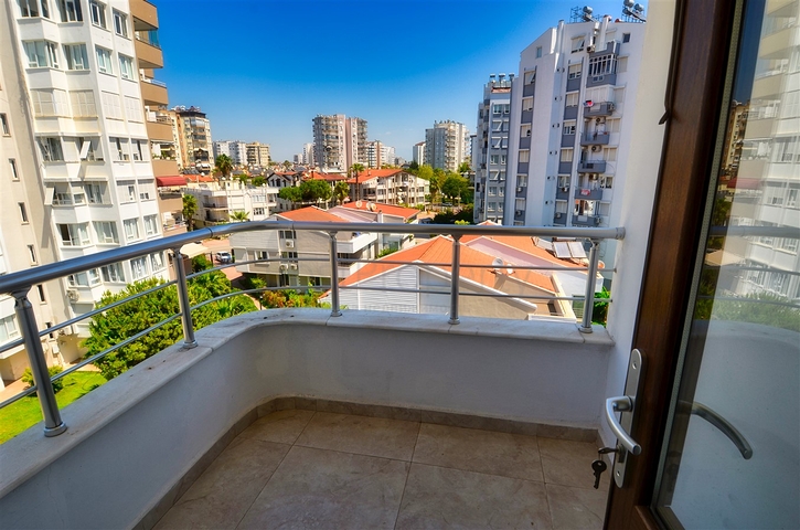 شقة فسيحة 3 + 1 في لارا أنطاليا مطلة على البحر