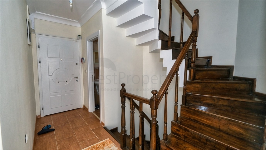 فيلا فاخرة 5 + 1 في كونيالتي