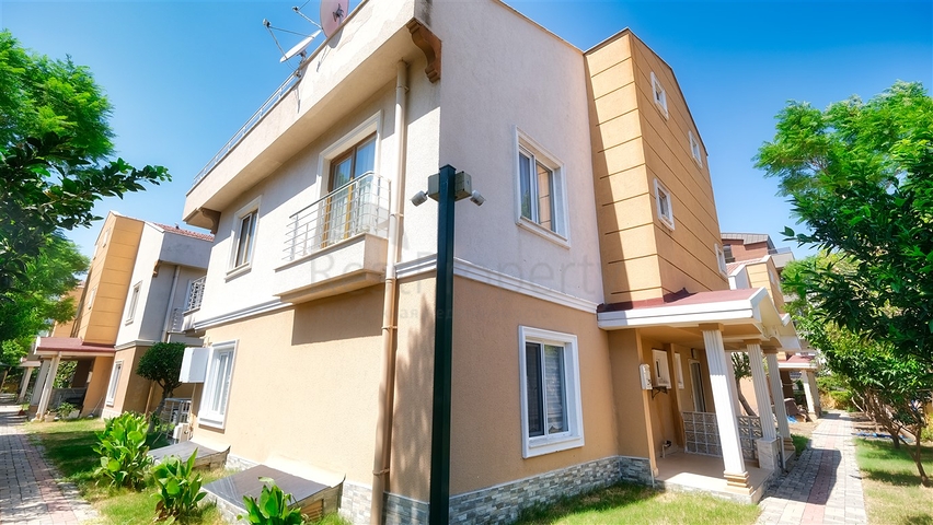 فيلا فاخرة 5 + 1 في كونيالتي