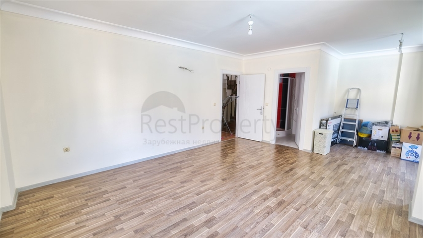 فيلا فاخرة 5 + 1 في كونيالتي