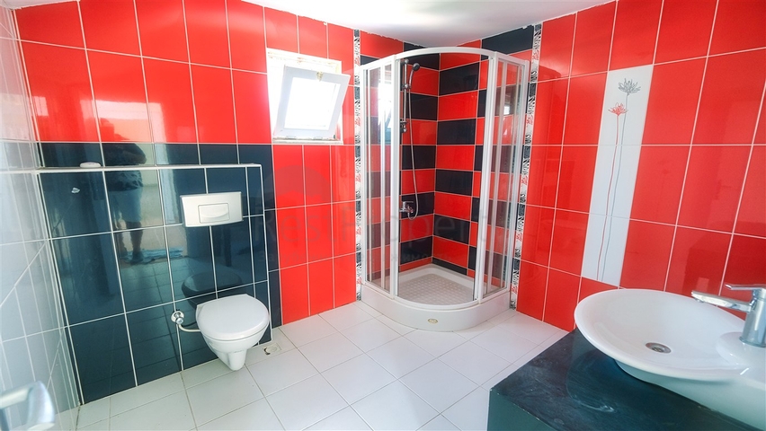 فيلا فاخرة 5 + 1 في كونيالتي