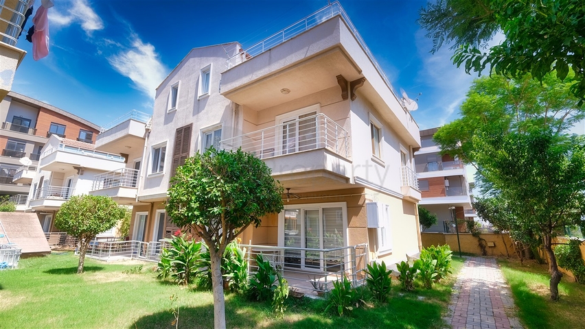 فيلا فاخرة 5 + 1 في كونيالتي