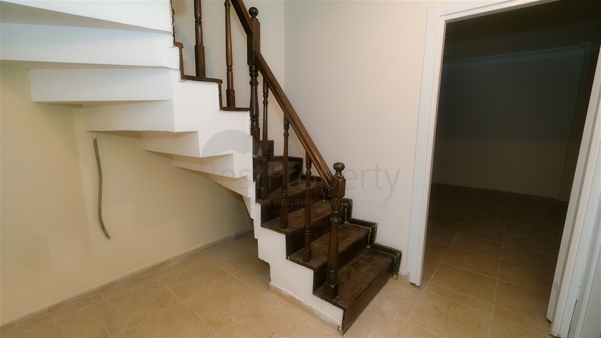 فيلا فاخرة 5 + 1 في كونيالتي