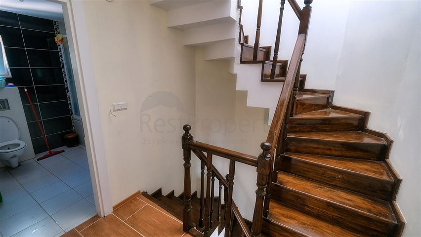 فيلا فاخرة 5 + 1 في كونيالتي