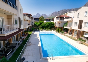 فيلا فاخرة 5 + 1 في كونيالتي