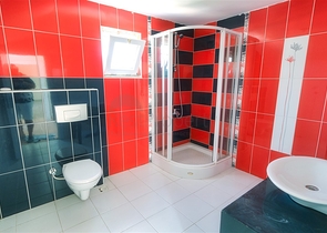 فيلا فاخرة 5 + 1 في كونيالتي