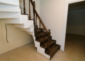 فيلا فاخرة 5 + 1 في كونيالتي