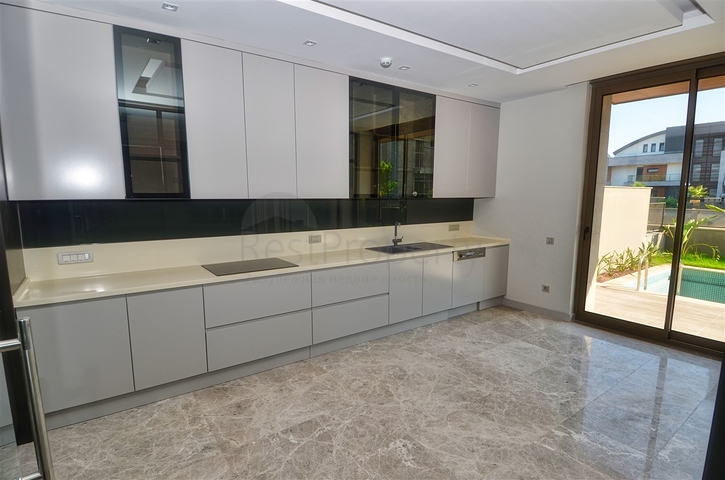 فيلا راقية 4 + 2 في منطقة الملا يوسف كونيالتي المرموقة