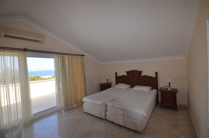 عقارات في فتحية - فيلا اطلالة بحر - 4 غرف وصالة . 