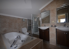 عقارات في فتحية - فيلا اطلالة بحر - 4 غرف وصالة . 