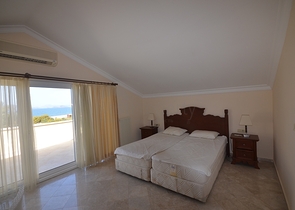 عقارات في فتحية - فيلا اطلالة بحر - 4 غرف وصالة . 