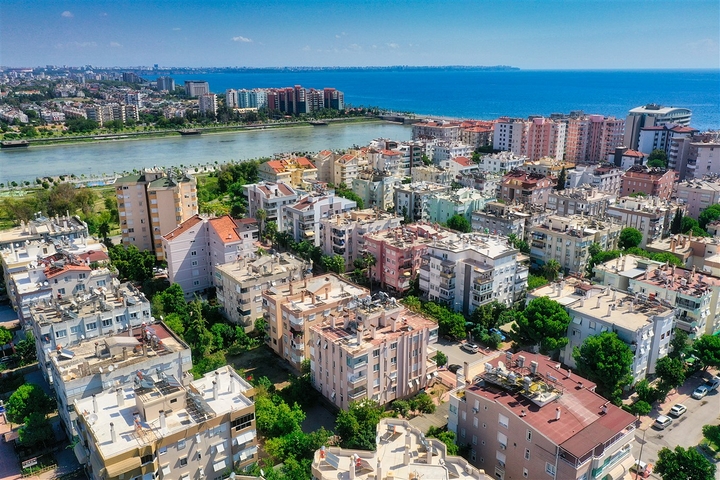 شقة واسعة 3 + 1 على مسافة قريبة من البحر في ليمان أنطاليا