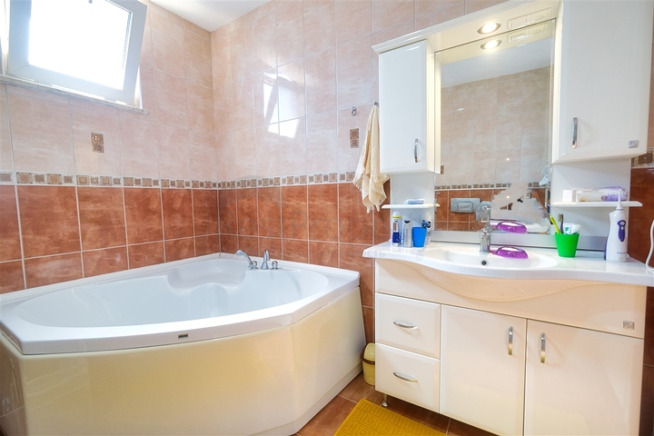 شقة 3 + 1 في منطقة خلابة في كيمير - أنطاليا