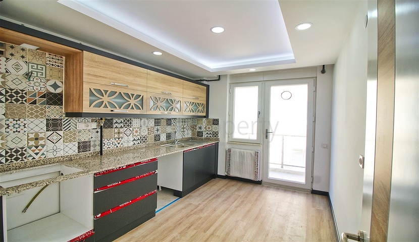 شقة بتصميم 2 + 1 في وسط أنطاليا