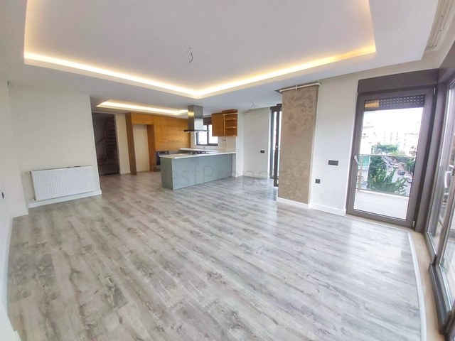 شقة بتصميم 4 + 1 في وسط أنطاليا