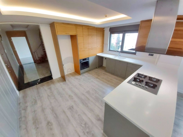 شقة بتصميم 4 + 1 في وسط أنطاليا