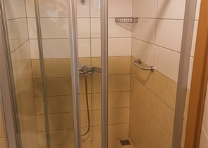 خلف مول الانيوم - شقة غرفة وصالة مفروشة -مجمع فاخر - في جيكجلي / الانيا 