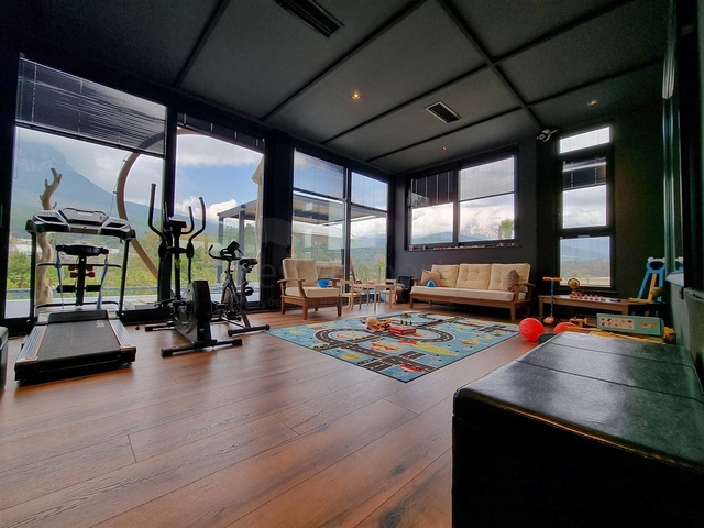 فيلا فاخرة 8 + 2  في كونيالتي - انطاليا