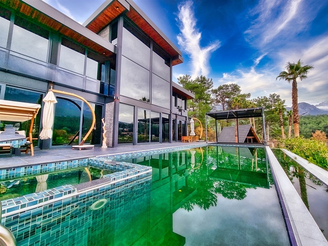 فيلا فاخرة 8 + 2  في كونيالتي - انطاليا