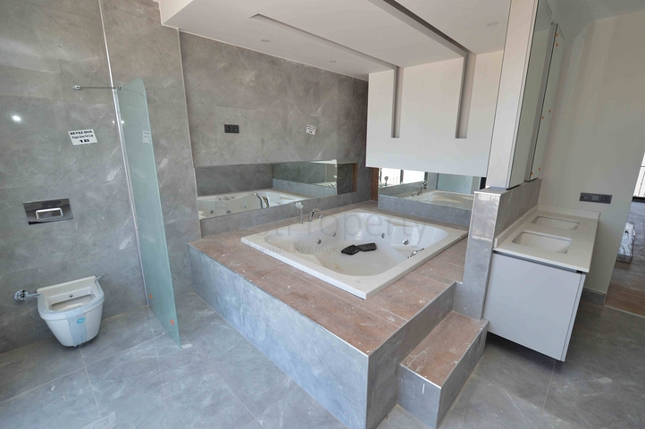 فلل في مجمع فاخر 5 + 1 في منطقة لارا المرموقة - أنطاليا