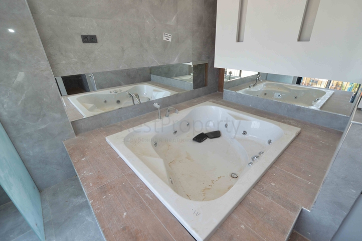 فلل في مجمع فاخر 5 + 1 في منطقة لارا المرموقة - أنطاليا