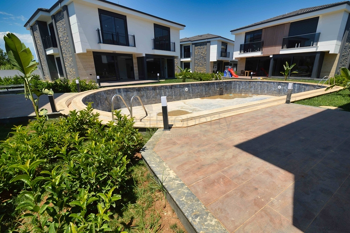 فلل في مجمع فاخر 5 + 1 في منطقة لارا المرموقة - أنطاليا