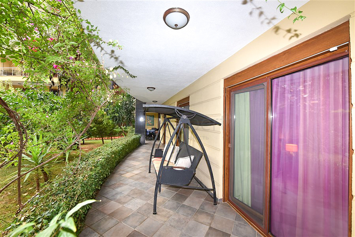 شقة من غرفتي نوم في مجمع فاخر على البحر مع حديقة