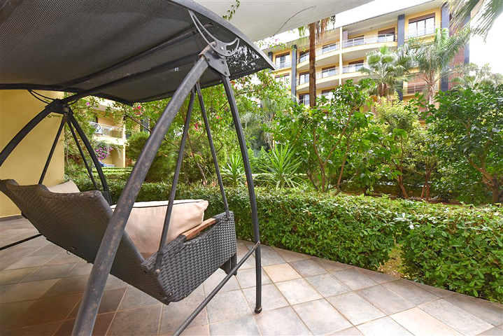 شقة من غرفتي نوم في مجمع فاخر على البحر مع حديقة