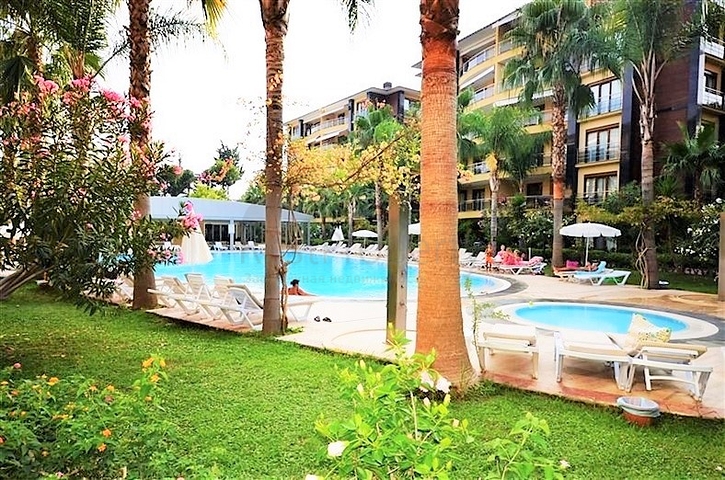 شقة من غرفتي نوم في مجمع فاخر على البحر مع حديقة