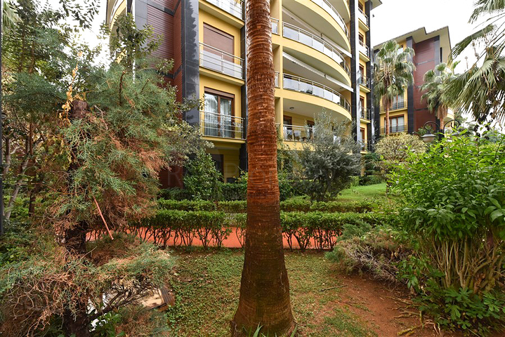 شقة من غرفتي نوم في مجمع فاخر على البحر مع حديقة