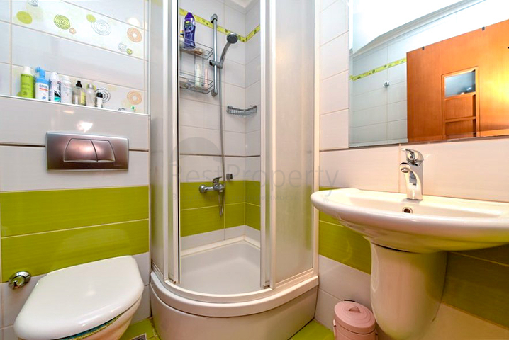 شقة من غرفتي نوم في مجمع فاخر على البحر مع حديقة