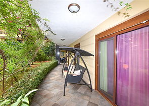 شقة من غرفتي نوم في مجمع فاخر على البحر مع حديقة