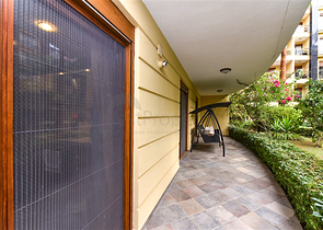 شقة من غرفتي نوم في مجمع فاخر على البحر مع حديقة