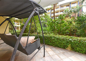 شقة من غرفتي نوم في مجمع فاخر على البحر مع حديقة